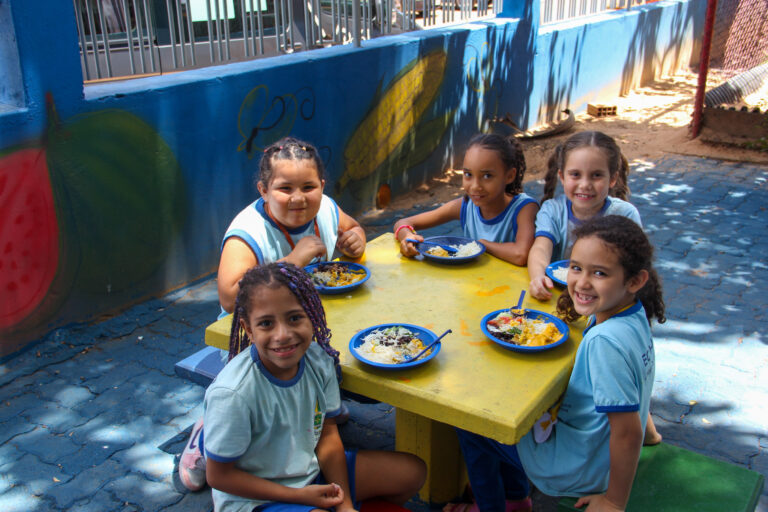 Leia mais sobre o artigo Alimentação Escolar em expansão: relatório do PMA mostra avanços e desafios globais