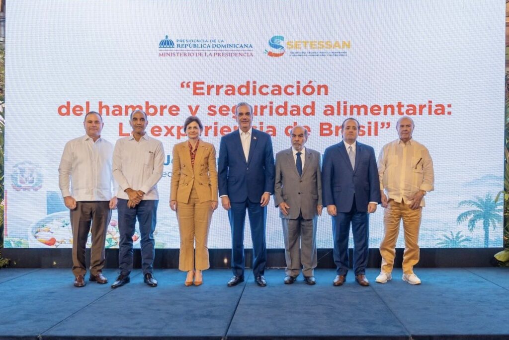 Luis Abinader, presidente da República Dominicana, ao lado de José Graziano da Silva, durante a Conferência Magistral no Palácio Nacional, em Santo Domingo