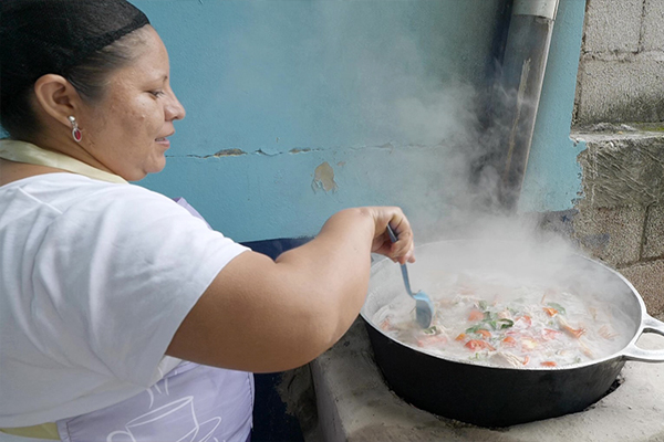 Preparación de una comida a base de pescado en Santa Bárbara, Honduras 1