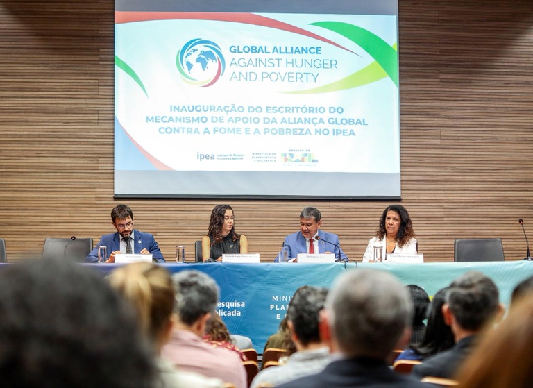 Virgínia de Ângelis Oliveira de Paula, Secretária Nacional de Planejamento do Ministério do Planejamento e Orçamento, participa da inauguração do Escritório do Mecanismo de Apoio da Aliança Global contra a Fome e a Pobreza, sediado no IPEA, em Brasília.