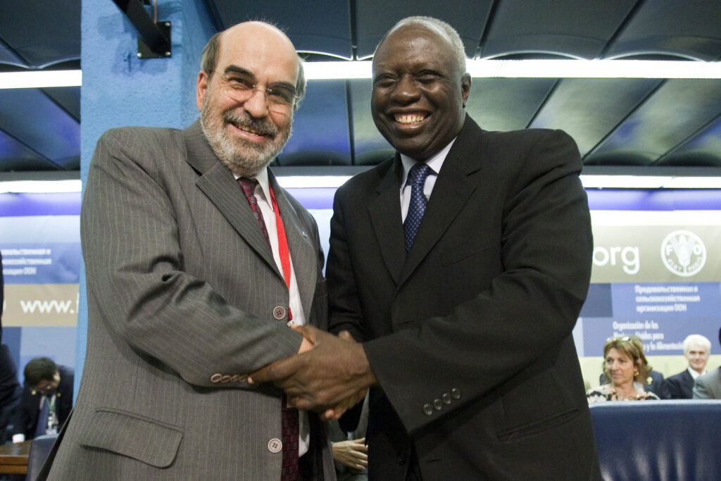 Diretor Geral da FAO, Jacques Diouf, parabeniza o Diretor Geral Eleito, José Graziano da Silva