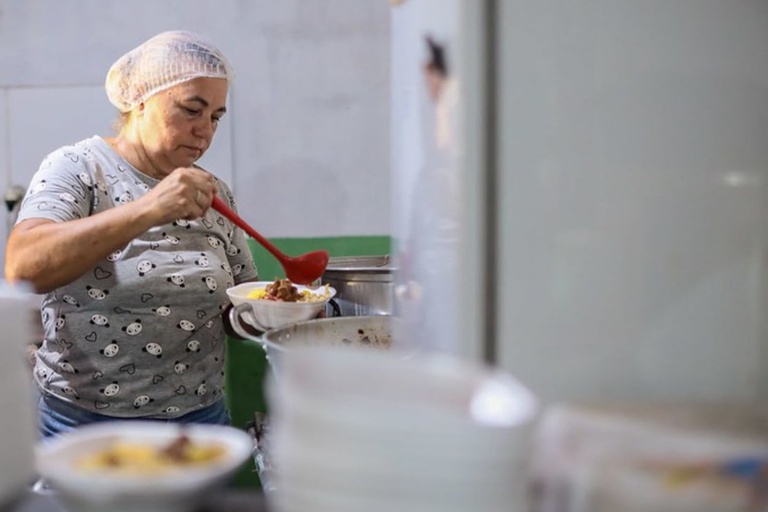 Leia mais sobre o artigo Fome cai mais de 70% entre mulheres, pessoas negras e crianças